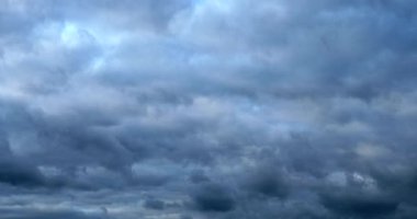 Mavi Gök 'te hızlandırılmış Kara Gri Kümülüs Bulutları. Hava İklimi
