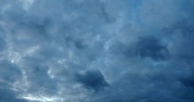 Mavi Gök 'te hızlandırılmış Kara Gri Kümülüs Bulutları. Hava İklimi