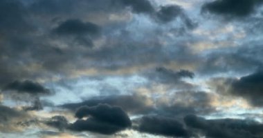 Zaman atlamalı Gri Kümülüs Bulutları Mavi Gökyüzünde Hızlı Hareket Ediyor. Hava İklimi. Sonbahar Kış Mevsimi