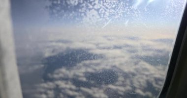 Pencere Deliği 'nde Hoarfrost. Donmuş cam. Bulutların Üzerinde Uçan Uçak. Bulutlu Mavi Gökyüzünü Göster