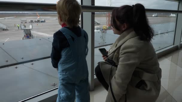 Little Child Mother Wait Plane Watching Airplanes Airport Window Little — Stock Video