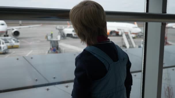 Schattig Klein Kind Kijkend Bij Vliegtuigen Airport Window Little Boy — Stockvideo
