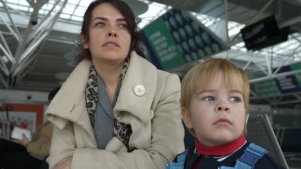 Niño Con Madre Espere Avistamiento Aviones Ventana Del Aeropuerto Little — Vídeos de Stock