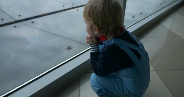 Самотня Дитина Дивиться Літаки Вікні Аеропорту Маленький Хлопчик Спостерігає Світ — стокове відео
