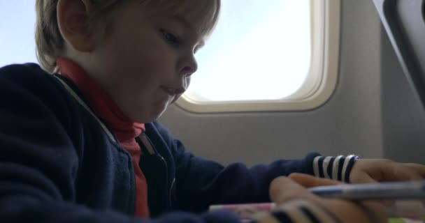 Mały Chłopiec Rysuje Paint Book Fotelik Dziecięcy Miejscu Pasażera Pokładzie — Wideo stockowe