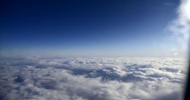 Ver Nublado Cielo Azul Través Porthole Window Passenger Jet Avión — Vídeos de Stock