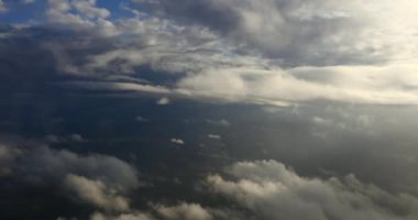 Yolcu Uçak Yağmurlu Bulutlar Kütlesine İndi. Bulutlu Mavi Gökyüzü Penceresinden Görünüm