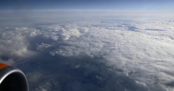 Вид Облачное Голубое Небо Через Иллюминатор Passenger Jet Самолет Пролетает — стоковое видео