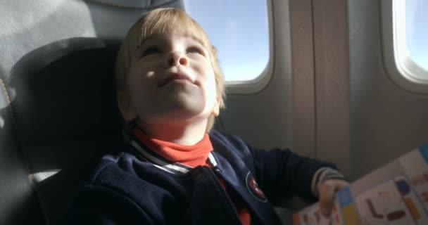 Little Boy Observando Regras Comportamento Segurança Voo Livro Instrução Bordo — Vídeo de Stock