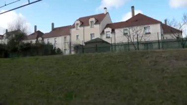 Mahalle Mahallesi Mahalle Hücre Evleri. RER Tren Penceresinden POV görüntüsü. Demiryolu yakınlarındaki Paris Banliyöleri. Ile-de-France Avrupa. 2020 yılı. 2x Yavaş çekim 60 fps 4K
