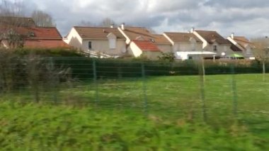 Mahalle Mahallesi Mahalle Hücre Evleri. RER Tren Penceresinden POV görüntüsü. Demiryolu yakınlarındaki Paris Banliyöleri. Ile-de-France Avrupa. 2020 yılı. 2x Yavaş çekim 60 fps 4K