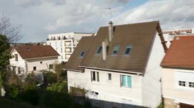 Mahalle Mahallesi Mahalle Hücre Evleri. RER Tren Penceresinden POV görüntüsü. Demiryolu yakınlarındaki Paris Banliyöleri. Ile-de-France Avrupa. 2020 yılı. 2x Yavaş çekim 60 fps 4K