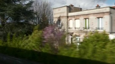 Mahalle Mahallesi Mahalle Hücre Evleri. RER Tren Penceresinden POV görüntüsü. Demiryolu yakınlarındaki Paris Banliyöleri. Ile-de-France Avrupa. 2020 yılı. 2x Yavaş çekim 60 fps 4K