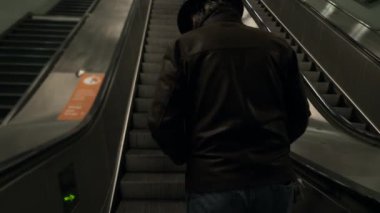 Metro metrosunda yürüyen merdivene binen adam. Şehir Metropolitan 'ında turist. Paris, Fransa, Avrupa. 2x Yavaş çekim 60 fps 4K