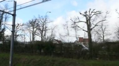 Mahalle Mahallesi Mahalle Hücre Evleri. RER Tren Penceresinden POV görüntüsü. Demiryolu yakınlarındaki Paris Banliyöleri. Ile-de-France Avrupa. 2020 yılı. 2x Yavaş çekim 60 fps 4K