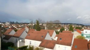 Mahalle Mahallesi Mahalle Hücre Evleri. RER Tren Penceresinden POV görüntüsü. Demiryolu yakınlarındaki Paris Banliyöleri. Ile-de-France Avrupa. 2020 yılı. 2x Yavaş çekim 60 fps 4K