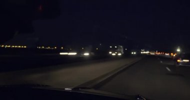 POV Ön Cam Manzaralı Gece Otobanı Hızlı Araba Sürüşü. Fransa Avrupa