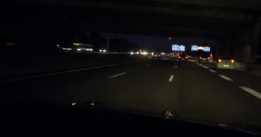 POV Ön Cam Manzaralı Gece Otobanı Hızlı Araba Sürüşü. Fransa Avrupa
