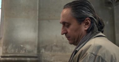 Ciddi Düşünen Adam Hıristiyan Kilisesi 'nde oturmuş Vaaz dinliyor. Protestan Ortaçağ Mimarisi İç mimarisi