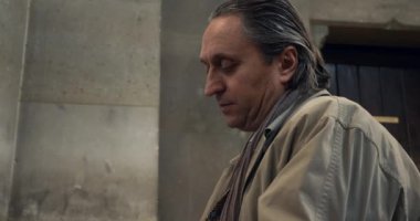 Ciddi Düşünen Adam Hıristiyan Kilisesi 'nde oturmuş Vaaz dinliyor. Protestan Ortaçağ Mimarisi İç mimarisi