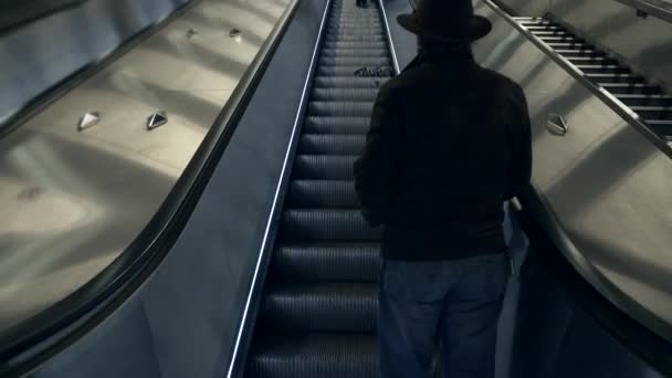 Man Rides Escalator Subway Underground Metro Ban Turista City Metropolitanben — Stock videók