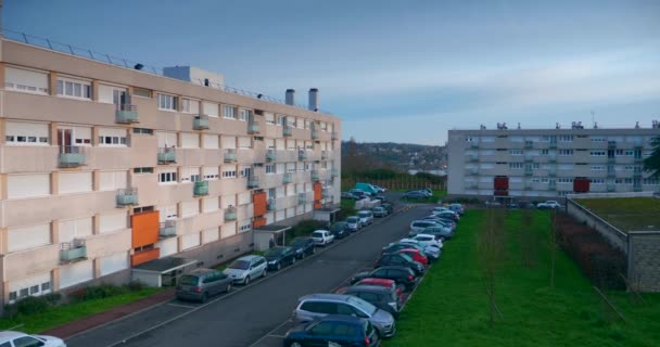 Bonjour Personne Dans Rue Quarantaine Coronavirus Immeubles Appartements Banlieue Bloc — Video