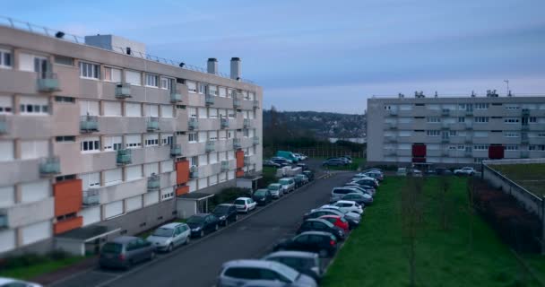 朝通りには誰もいない コロナウイルス隔離 郊外のアパートの建物 フラットのブロック パリ郊外 フランス フランス系ヨーロッパ人 灰色の雲雨の天気 2020年3月 — ストック動画