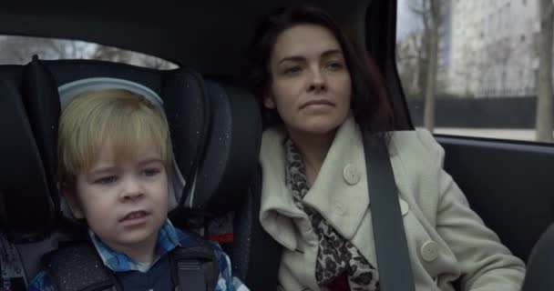 Matka Dzieckiem Podróżując Taksówką Samochodową Tylnych Siedzeniach Pojazdy Drogowe Ulicach — Wideo stockowe