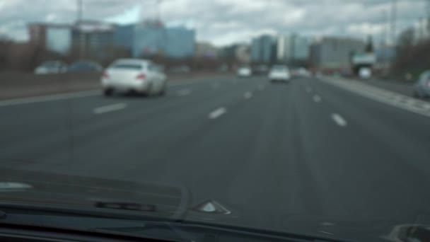 Widok Przednią Szybę Zamazane Pojazdy Samochody Ruchu Autostradzie Miejskiej Chmury — Wideo stockowe