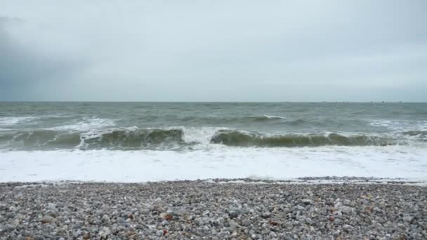 Mar Tempestade Stony Seashore Ondas Cair Pebble Beach Oceano Atlântico — Vídeo de Stock