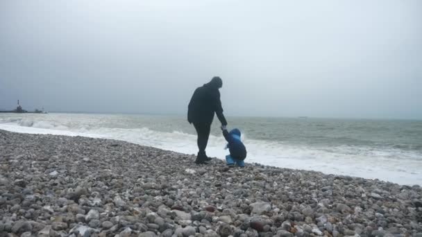 Madre Figlio Passeggiata Lungo Stony Seashore Guardando Stormy Sea Onde — Video Stock