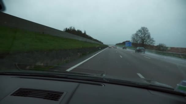 Σταγόνες Βροχής Κοντά Υαλοκαθαριστήρες Που Σαρώνουν Βρεγμένο Παρμπρίζ Οδήγηση Αυτοκινήτου — Αρχείο Βίντεο