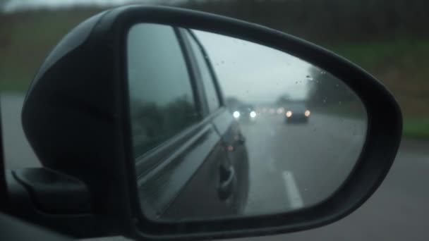 Close Raindrops Car Side View Wing Mirror Viajando Veículo Longo — Vídeo de Stock