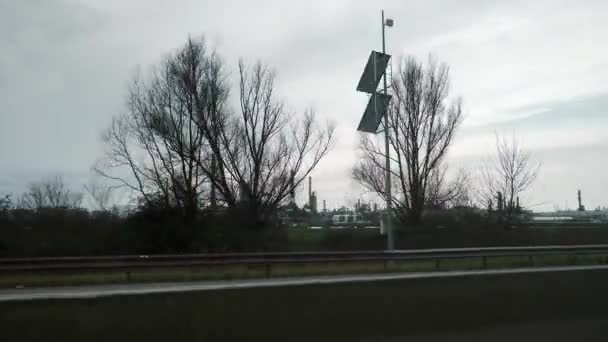 Raffinerie Pétrole Vue Fenêtre Voiture Déplaçant Long Autoroute Havre France — Video