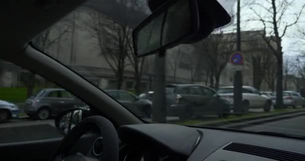Hombre Que Conduce Coche Largo Calle Ciudad Tráfico Vehículos Personas — Vídeo de stock