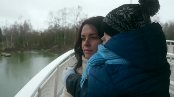 Matka Małym Synem Bierze Vintage Riverboat Ride Parku Rozrywki Deszczowy — Wideo stockowe