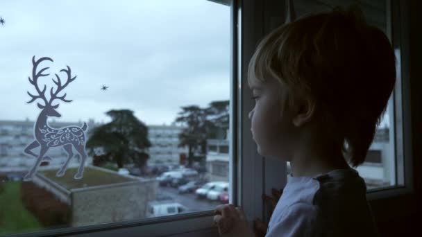 Dziecko Matka Wyglądające Przez Okno Mieszkanie Budynki Blok Mieszkania Koronawirus — Wideo stockowe