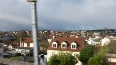 Mahalle Mahallesi Mahalle Hücre Evleri. RER Tren Penceresinden POV görüntüsü. Demiryolu yakınlarındaki Paris Banliyöleri. Ile-de-France Avrupa. 2020 yılı. 2x Yavaş çekim 60 fps 4K
