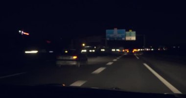 POV Ön Cam Manzaralı Gece Otobanı Hızlı Araba Sürüşü. Fransa Avrupa