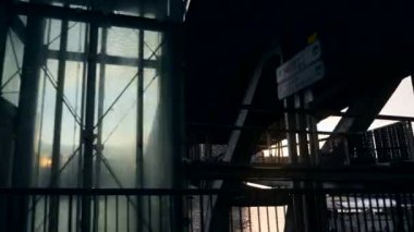 Paris 'te gün batımı. Francois-Mitterrand Kütüphanesi. Seine Nehri üzerinde Simone-de-Beauvoir köprüsü. Car 'dan görüntü. Taksiyle seyahat ediyormuş. Yavaş çekim