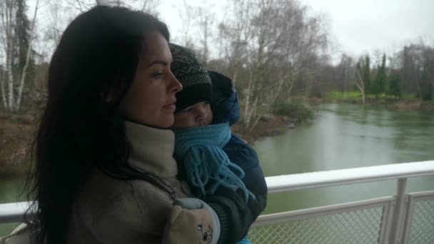 Matka Małym Synem Bierze Vintage Riverboat Ride Parku Rozrywki Deszczowy — Wideo stockowe
