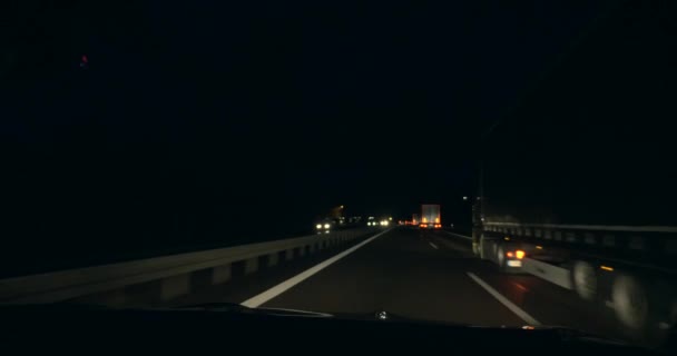 Conducir Coche Autopista Por Noche Vehículo Supera Camión Carga Parabrisas — Vídeo de stock