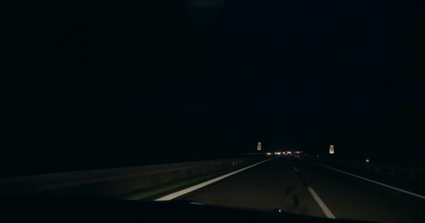 Auto Fahren Auf Der Autobahn Der Nacht Fahrzeug Überholt Laster — Stockvideo