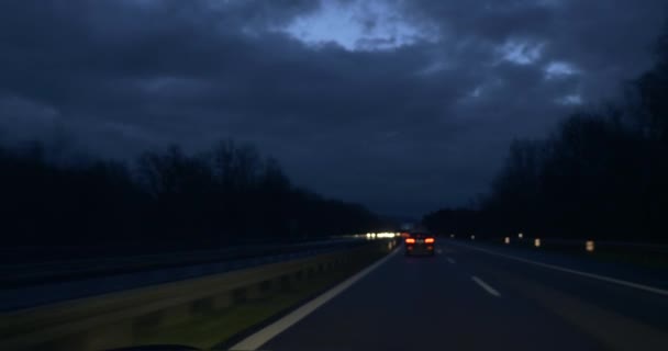Conducir Coche Autopista Por Noche Vehículo Supera Camión Carga Parabrisas — Vídeos de Stock