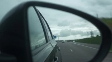 Yakından Oto Aynası 'na zum yapıyorum. Otoban Otoyolu 'nda taşıt ile seyahat ediyorum. Fransa Avrupa. Yavaş çekim