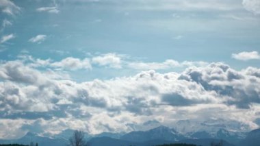 Bulutlar Karlı Dağ Tepelerini kaplıyor. Resimli Alpler. Manzaralı Gökyüzü Bulutlu Manzara. İsviçre Avrupa