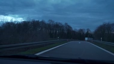 Otoyolda araba sürüyorum. POV ön cam Hood Manzarası yolda. İsviçre 'nin Sabah Baharı. Yavaş çekim