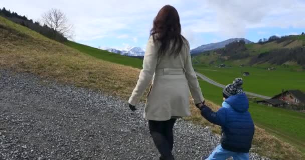 Matka Dítětem Kráčí Podél Mountain Rural Road Turisté Cestují Malebných — Stock video