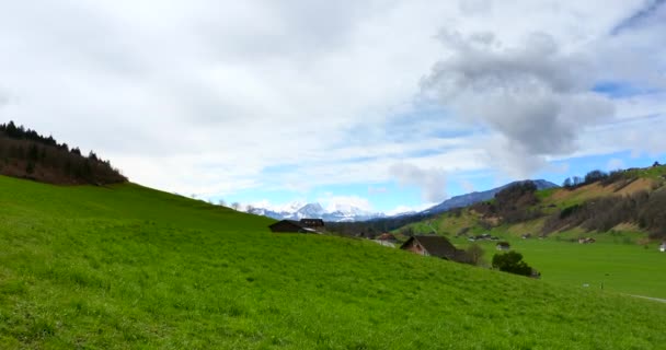 Festői Alpok Hegység Country Road Scenic Tájkép Zöld Legelők Meadows — Stock videók