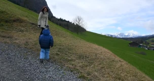 Dítě Jezdí Mateřských Rukách Cestování Malebných Švýcarských Alpách Scénická Krajina — Stock video